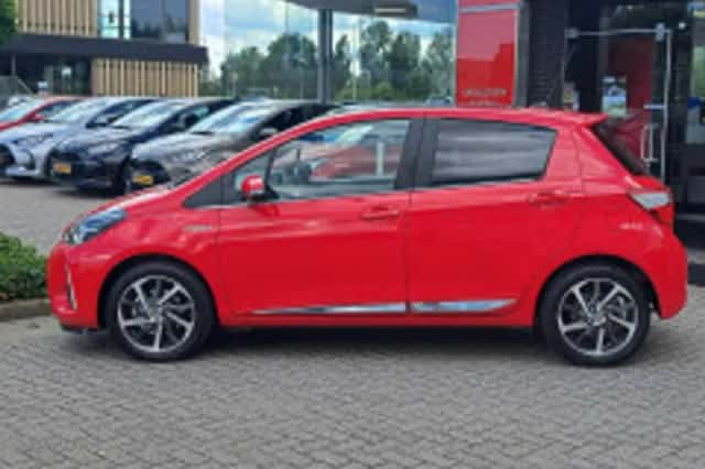 Toyota Yaris (2017) thumbnail 3