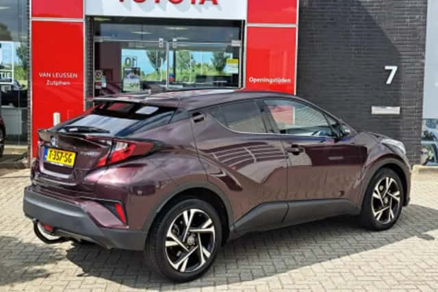 Toyota C-HR (2023) thumbnail 2