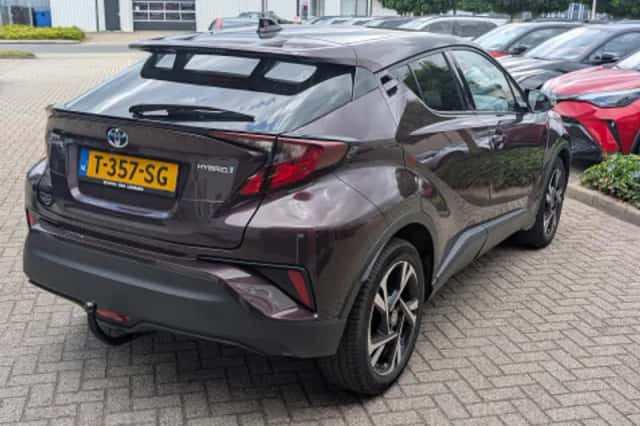 Toyota C-HR (2023) thumbnail 2