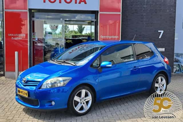 Toyota Auris (2011) thumbnail 1
