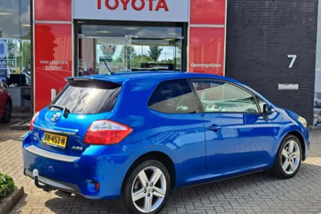 Toyota Auris (2011) thumbnail 2