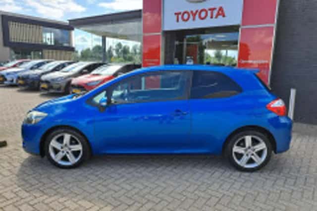 Toyota Auris (2011) thumbnail 3