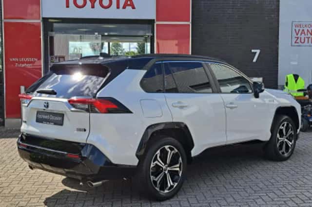 Toyota RAV4 (2022) thumbnail 2