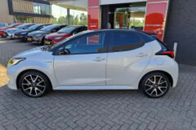 Toyota Yaris (2020) thumbnail 3