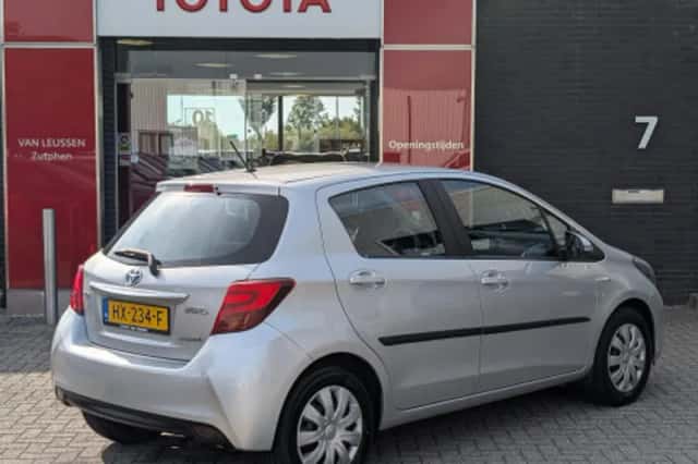 Toyota Yaris (2016) thumbnail 2