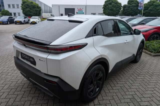 Toyota C-HR (2026) thumbnail 2
