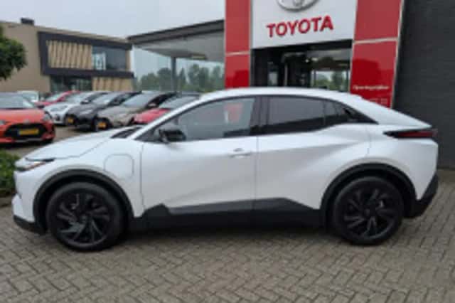 Toyota C-HR (2026) thumbnail 3