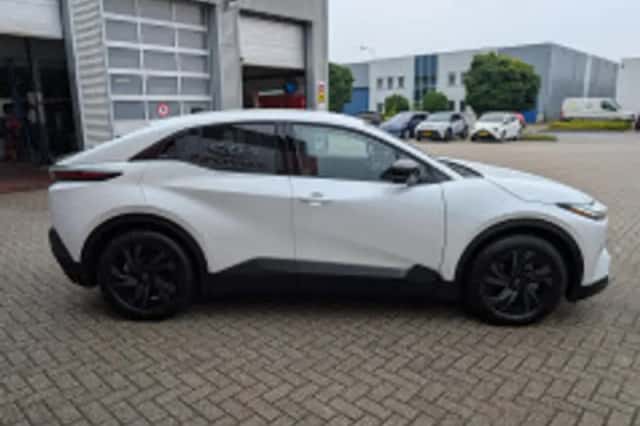 Toyota C-HR (2026) thumbnail 4