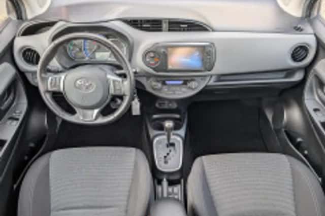 Toyota Yaris (2016) thumbnail 3