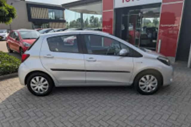 Toyota Yaris (2016) thumbnail 6