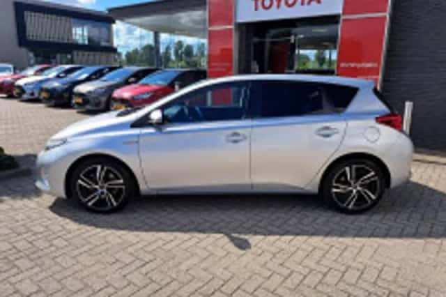 Toyota Auris (2013) thumbnail 3