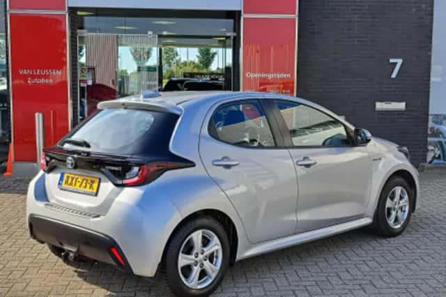 Toyota Yaris (2021) thumbnail 2