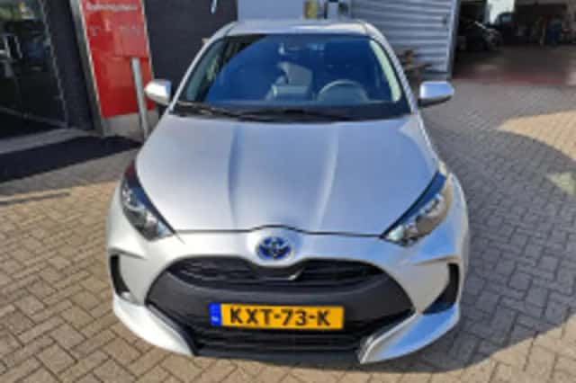 Toyota Yaris (2021) thumbnail 3