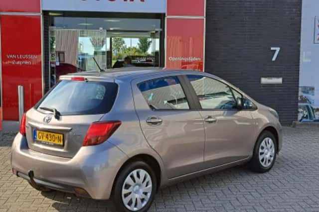 Toyota Yaris (2015) thumbnail 2