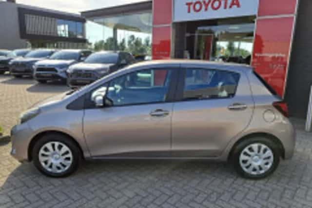 Toyota Yaris (2015) thumbnail 3