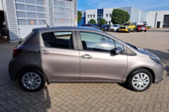 Toyota Yaris (2015) thumbnail 4
