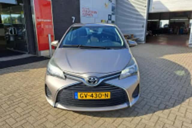 Toyota Yaris (2015) thumbnail 5