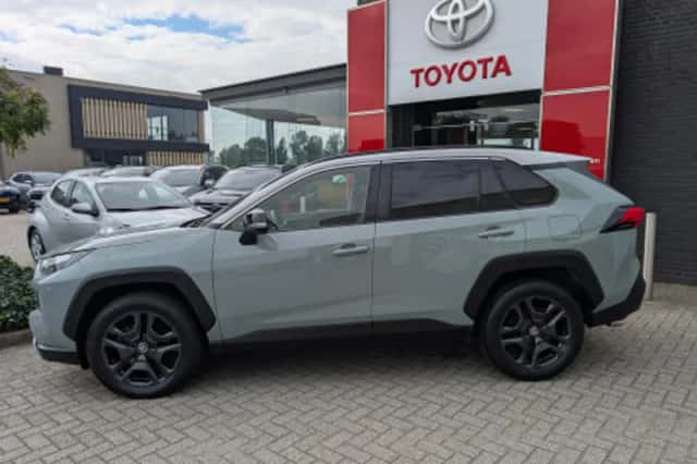 Toyota RAV4 (2022) thumbnail 2