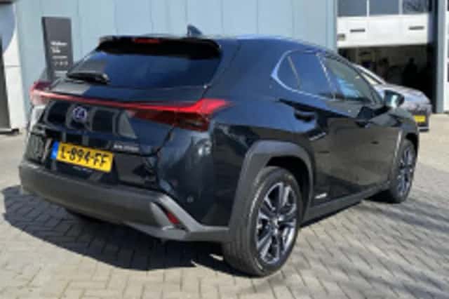 Lexus UX (2021) thumbnail 3