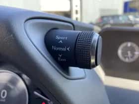 Lexus UX (2021) thumbnail 30