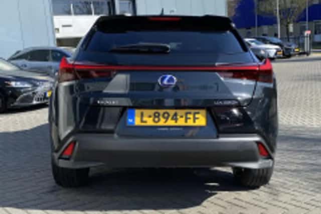 Lexus UX (2021) thumbnail 4