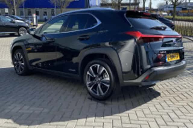Lexus UX (2021) thumbnail 5
