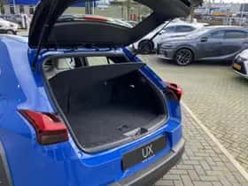 Lexus UX (2021) thumbnail 16