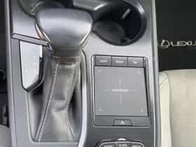Lexus UX (2021) thumbnail 33