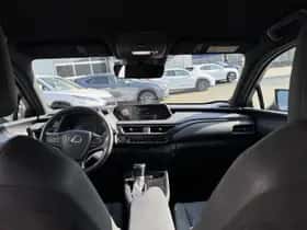 Lexus UX (2020) thumbnail 32
