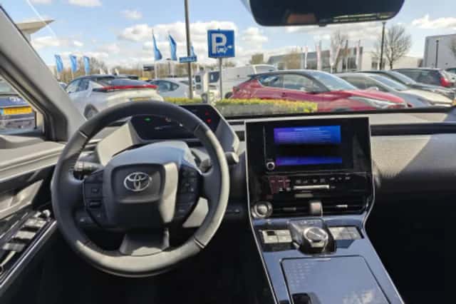 Toyota bZ4X (2024) thumbnail 2