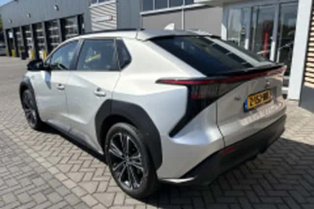 Toyota bZ4X (2024) thumbnail 3
