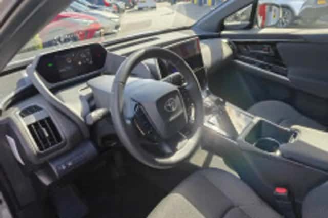 Toyota bZ4X (2024) thumbnail 4
