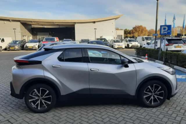 Toyota C hr (2025) thumbnail 2