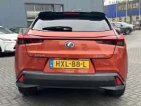 Lexus UX (2022) thumbnail 4