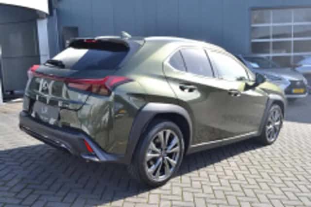 Lexus UX (2026) thumbnail 3