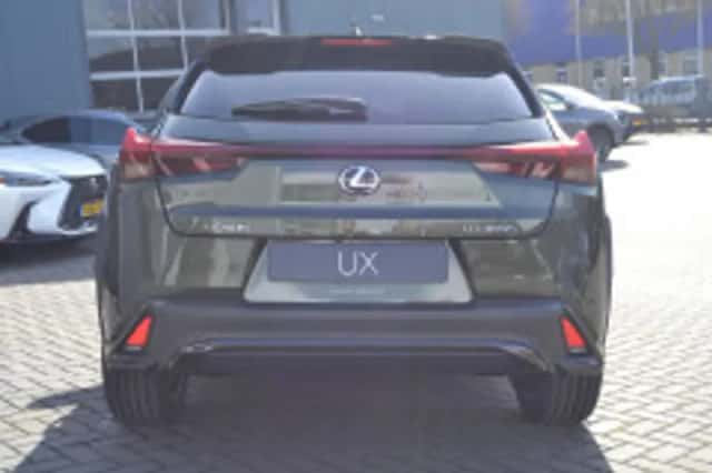 Lexus UX (2026) thumbnail 4