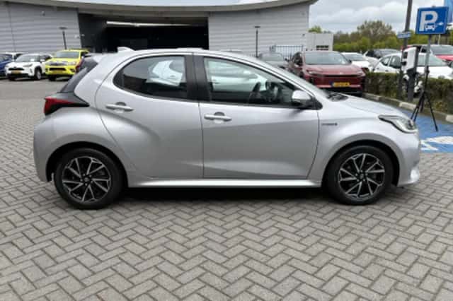 Toyota Yaris (2020) thumbnail 2