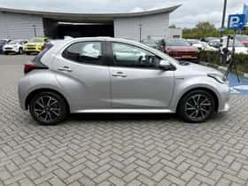 Toyota Yaris (2020) thumbnail 2