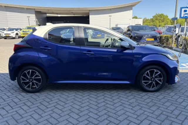 Toyota Yaris (2021) thumbnail 2