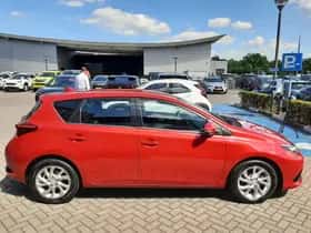 Toyota Auris (2016) thumbnail 2