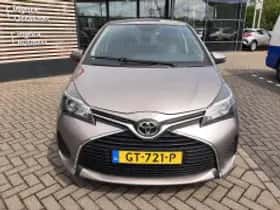 Toyota Yaris (2015) thumbnail 3