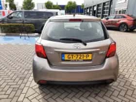 Toyota Yaris (2015) thumbnail 4