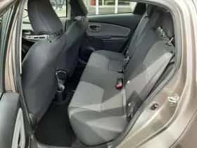 Toyota Yaris (2015) thumbnail 35