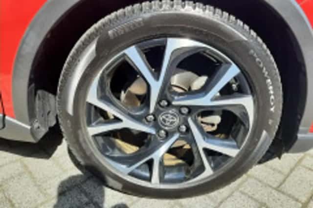 Toyota C hr (2020) thumbnail 3
