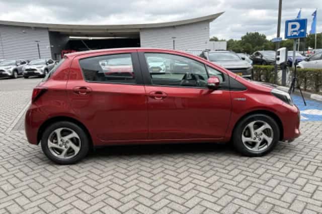 Toyota Yaris (2015) thumbnail 2