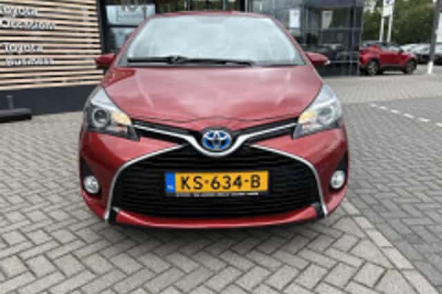 Toyota Yaris (2015) thumbnail 3