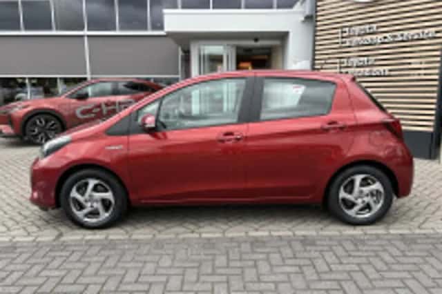 Toyota Yaris (2015) thumbnail 4