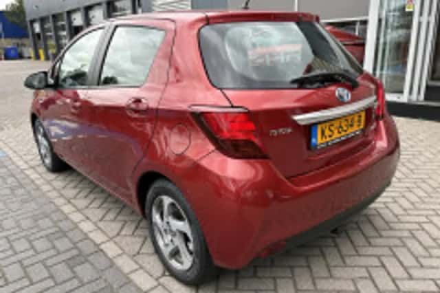 Toyota Yaris (2015) thumbnail 5