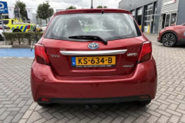 Toyota Yaris (2015) thumbnail 6