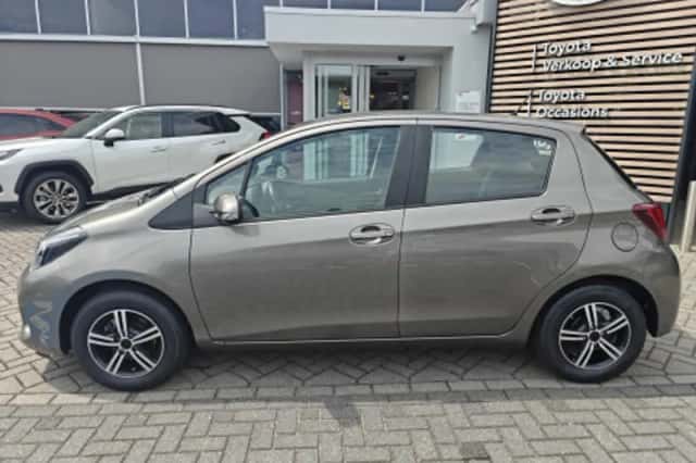 Toyota Yaris (2017) thumbnail 2